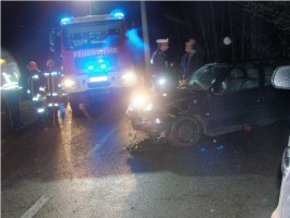 Fahrzeuglenker rammte Verkehrsinsel und schlitterte über Abhang