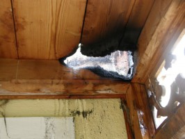 Glimmbrand am Balkon "fraß" sich bis ins Obergeschoss durch