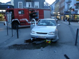 Bad Ischl: VW-Fahrer kracht gegen Poller