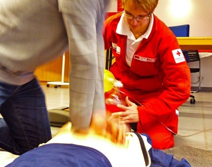 Rotes Kreuz reagiert auf "Unfall-Zuschauer": Erste Hilfe lernen zum halben Preis