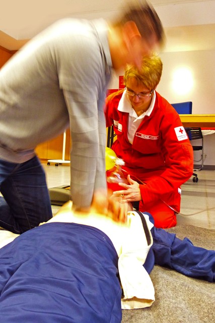Rotes Kreuz reagiert auf "Unfall-Zuschauer": Erste Hilfe lernen zum halben Preis