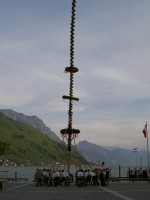 Das Maibaum-Aufstellen hat im Salzkammergut Tradition