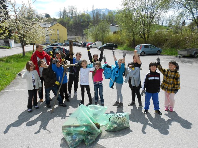 Volksschule aktiv bei Müllsammelaktion