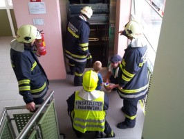 Attnang: Vater und Sohn aus Lift befreit