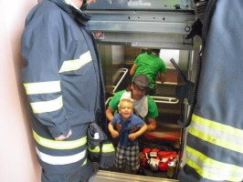 Attnang: Vater und Sohn aus Lift befreit