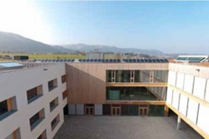 Auch das ABZ Salzkammergut setzt auf die Kraft der Sonne. Am Schuldach befinden sich eine Solaranlage mit 90m² und eine Photovoltaikanlage mit 70m² (10kW).