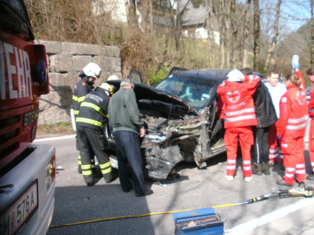 Bad Ischl: schwerer Unfall auf der B145 in der “Kalkwerkskurve”