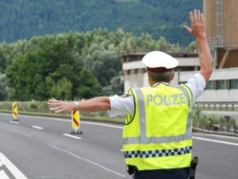 Vöcklabruck: Polizeikontrolle ignoriert und auf Polizisten zugerast | Foto: SID