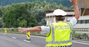 Gmundner Alkolenkerin flüchtet nach Unfall in Strobl Vöcklabruck: Polizeikontrolle ignoriert und auf Polizisten zugerast | Foto: SID