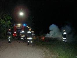 Nächtlicher Waldbrand am Fuße der Burgruine Scharnstein
