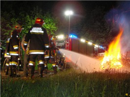 Nächtlicher Waldbrand am Fuße der Burgruine Scharnstein