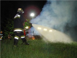 Nächtlicher Waldbrand am Fuße der Burgruine Scharnstein