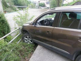 Bad Ischl: Geländewagen durchstieß Leitschiene