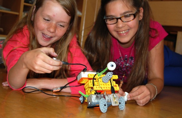 Zwei Mädchen bauten und programmierten Gerry, die Tunnelbohrmaschine