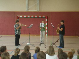 Marktmusik Schörfling begeistert Schüler der Volksschule