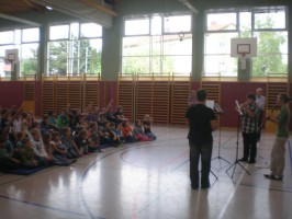 Marktmusik Schörfling begeistert Schüler der Volksschule