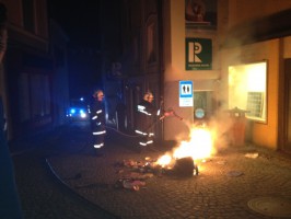 Nachtschwärmer entdeckten brennende Mülltonnen