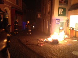 Nachtschwärmer entdeckten brennende Mülltonnen