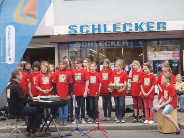 Schwanenstadt: Hauptschüler musizieren am Wochenmarkt