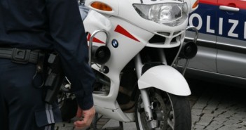 Unbekannte stahlen Audi A4 Avant von Firmengelände in Vöcklabruck Polizei Motorradstreife im Einsatz