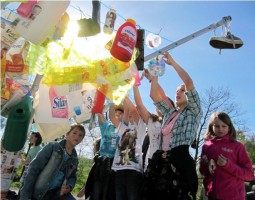 Sortenrein hängten die Volksschüler den Müll auf eine Wäschespinne | Foto: Wilhelm Frickh