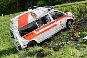 St. Wolfgang: Rettungswagen stürzte über Böschung