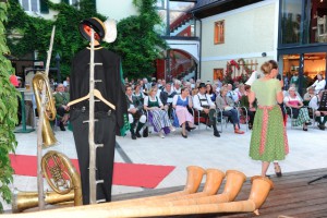 Marsch Musi & G’wand im Hof Neuwildenstein in Bad Goisern