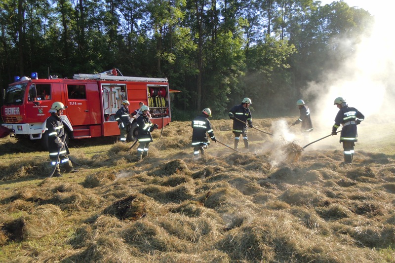 Rüstorf: Heu in Rundballenpresse in Brand geraten