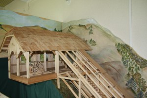 Pinsdorf: Volksschüler bauen historischen Holzaufzug nach