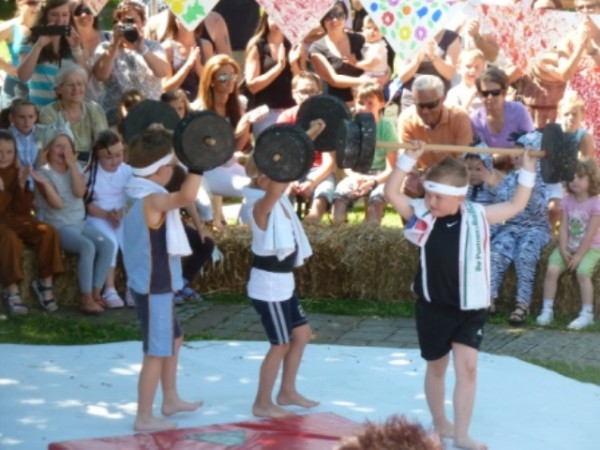 Laakirchen: Kindergarten lud zum Zirkus-Sommerfest - salzi.at