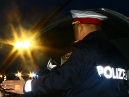 Polizist im Polizeieinsatz - Verkehrskontrolle - Autodieb nach Verfolgungsjagd gefasst