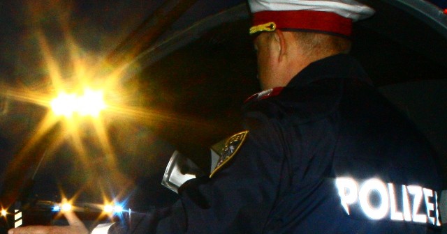 Polizist im Polizeieinsatz - Verkehrskontrolle - Autodieb nach Verfolgungsjagd gefasst