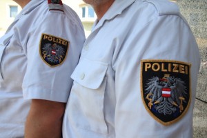 Polizei im Einsatz - Warnung vor rumänischer Banden in Vöcklabruck - Betrugsmasche Spendenaktion