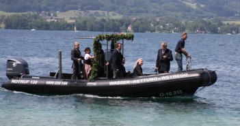 Wasserrettung Weyregg stellt neues Einsatzboot in Dienst Wasserrettung Weyregg stellt neues Einsatzboot in Dienst