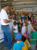 Kindergarten "Ein Kinderhaus" zu Besuch in der Frauscher Bootswerft