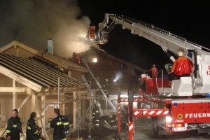 Dachstuhlbrand forderte Feuerwehren in Bad Goisern