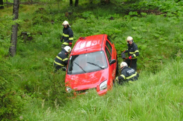 Im Weißenbachtal mit Auto in Bachbett gestürzt
