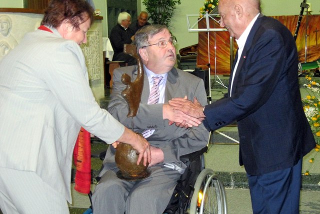 Pfarrer Friedl erhält von Mauthausen Komitee Le-Caër-Preis