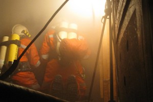 Dachstuhlbrand forderte Feuerwehren in Bad Goisern