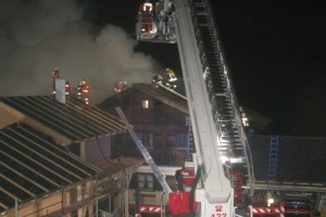 Dachstuhlbrand forderte Feuerwehren in Bad Goisern