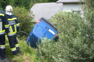 Frankenmarkt: mit Lieferwagen von Straße abgekommen und umgekippt