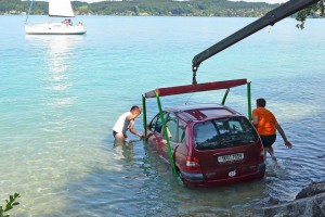 Auto rollte in den Attersee