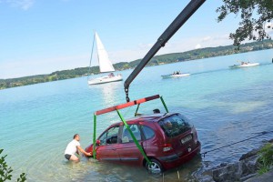 Auto rollte in den Attersee