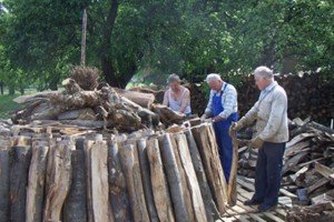 In Ottnang raucht heuer wieder ein Kohlemeiler