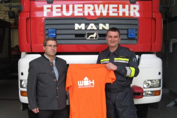 Bierzeltmitarbeiter der FF-St. Agatha mit neuen T-Shirts ausgestattet