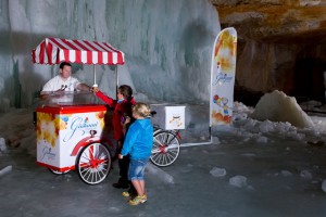 Eisige Überraschungen in den Dachstein Eishöhle im Hochsommer