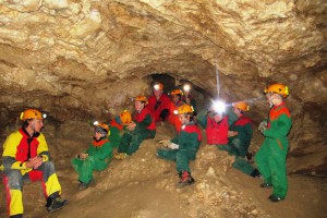 Höhlentrekking, Weidenhütten-Bauen beim Obertrauner Ferienspaß