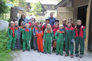 Höhlentrekking, Weidenhütten-Bauen beim Obertrauner Ferienspaß