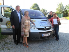 Rotary Club Gmunden-Traunsee spendet Bus für Jugendzentrum Checkpoint in Gmunden