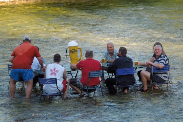 Bad Goisern: ein kühles Bier im kühlen Nass